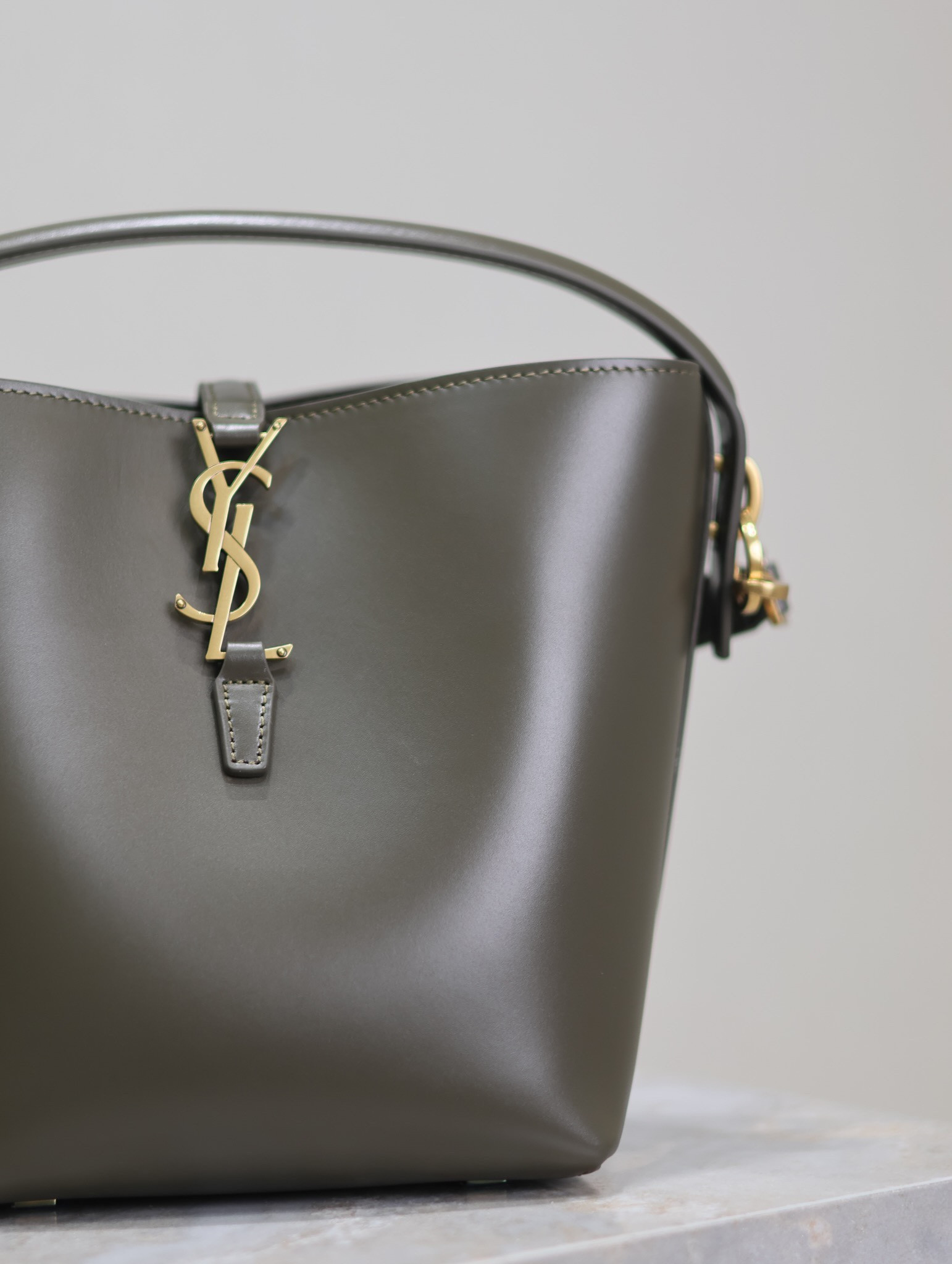 YSL LE 37 In Shiny Leather 17x20x13cm