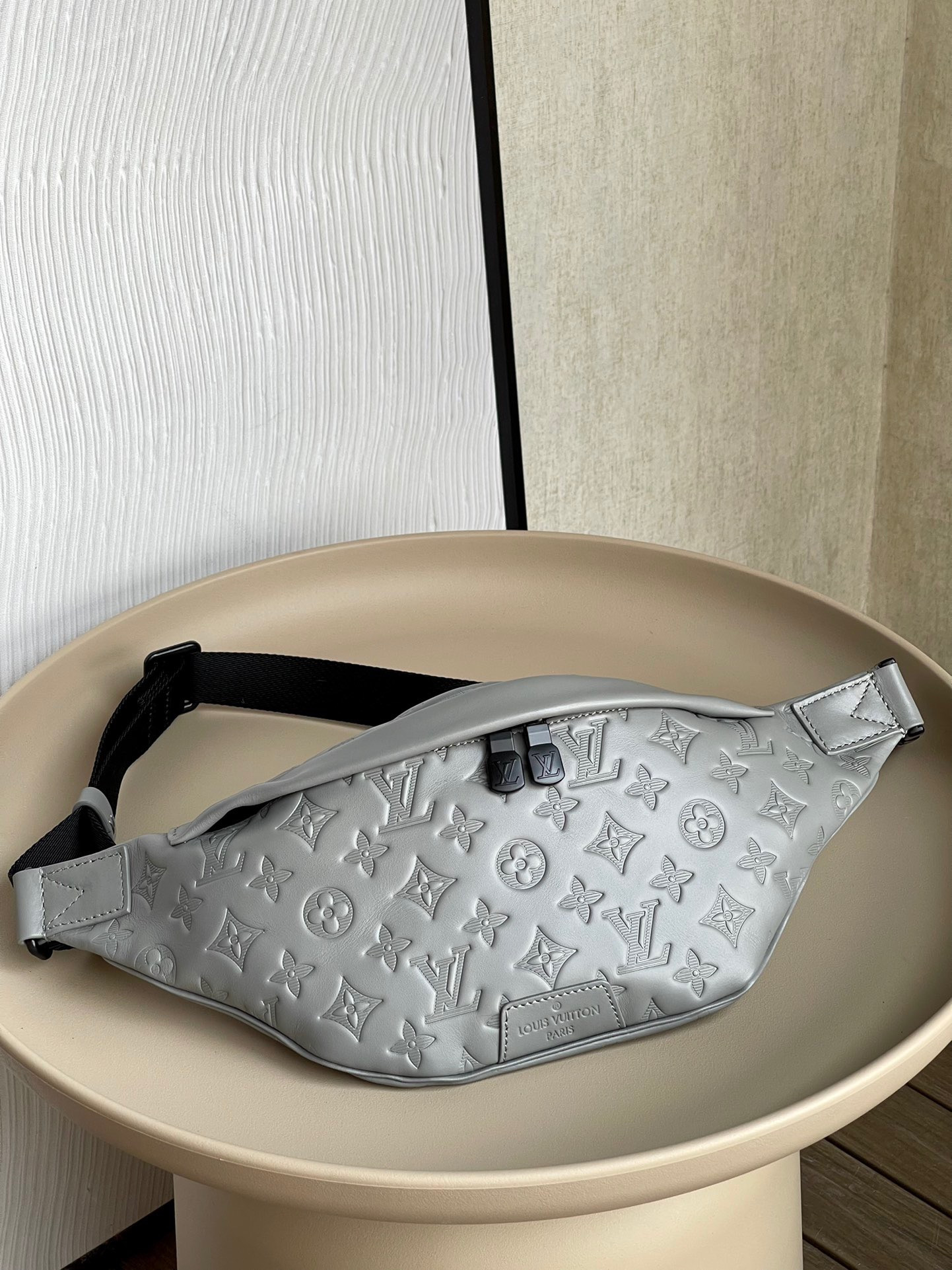 LV DISCOVERY BUMBAG M46108
