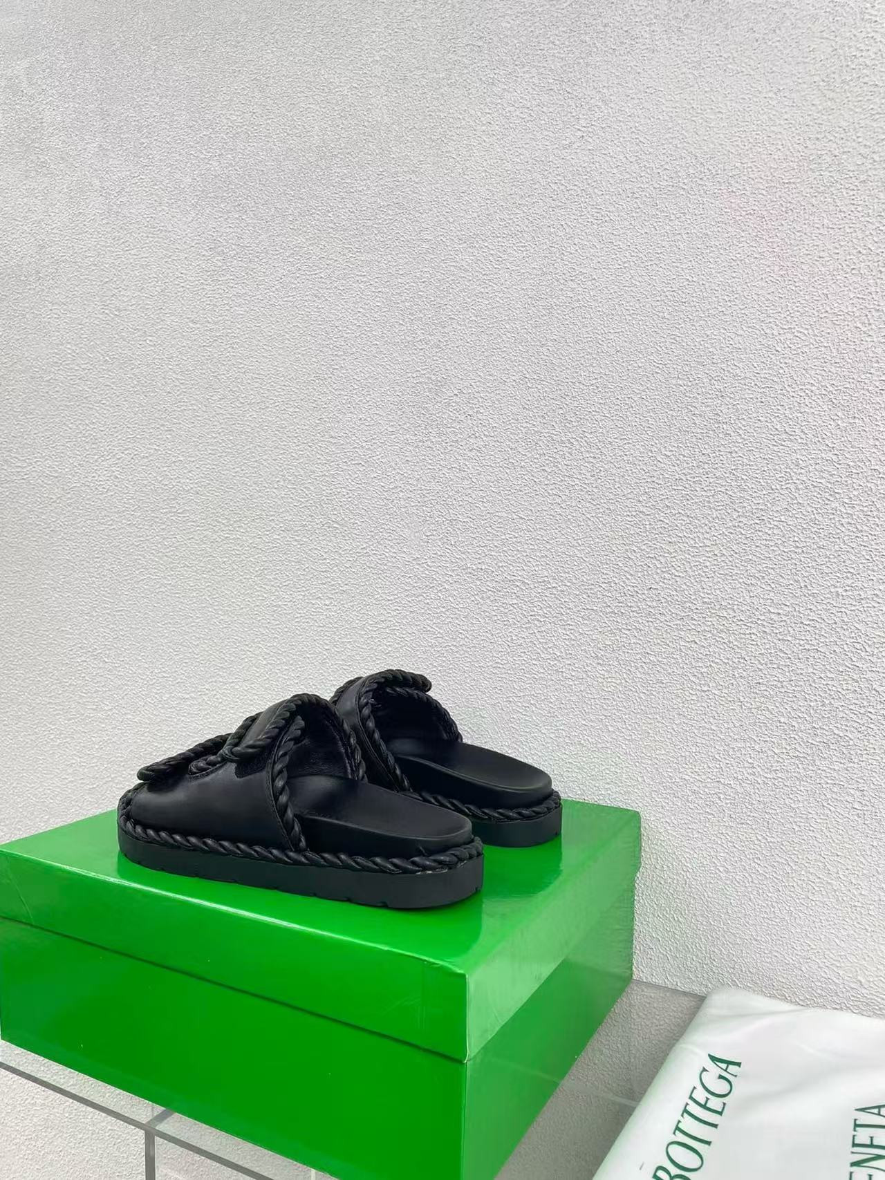 UA Bottega Veneta Slide