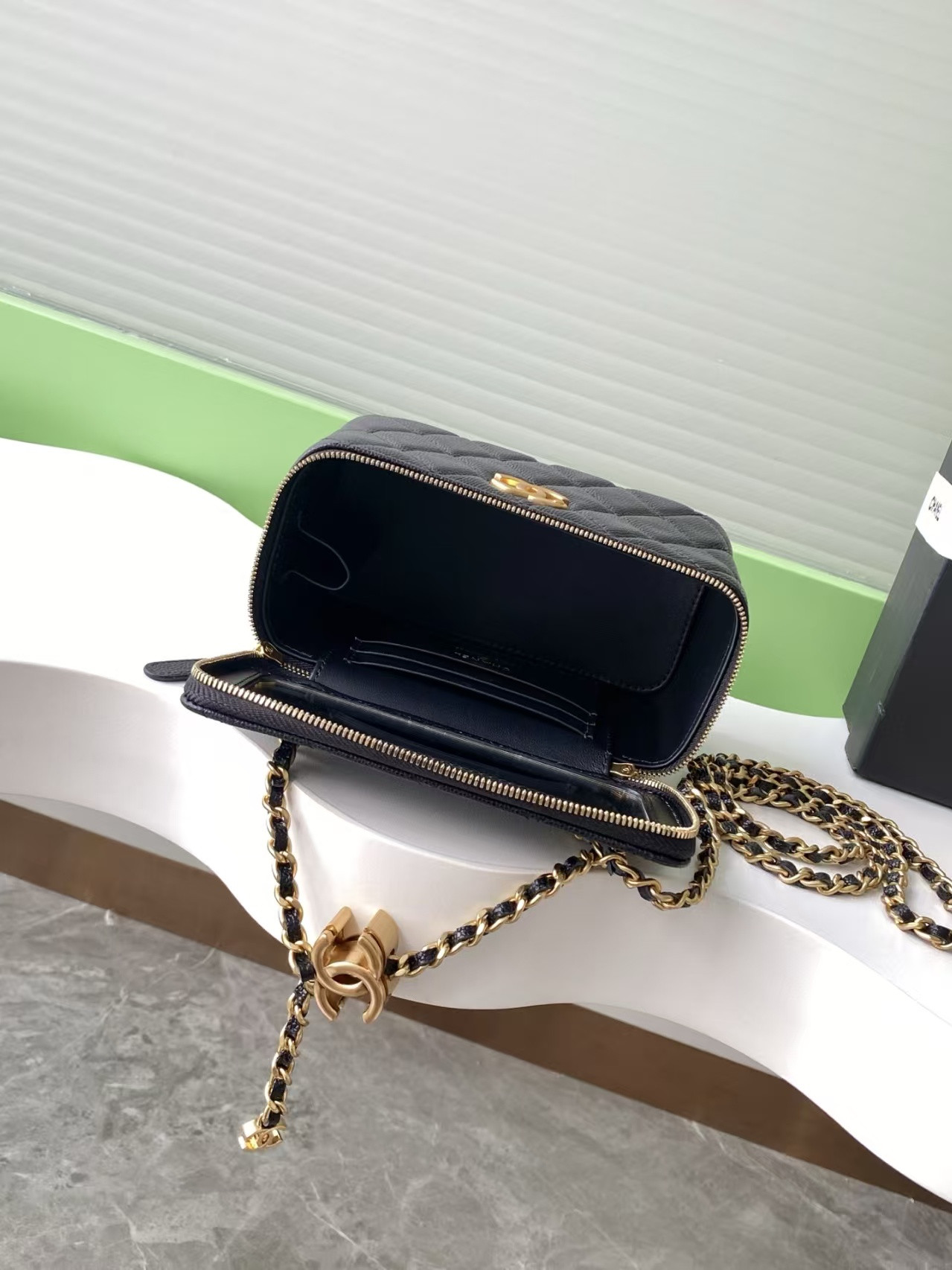CHANEL Vanity With Chain 9.5x17x8cm