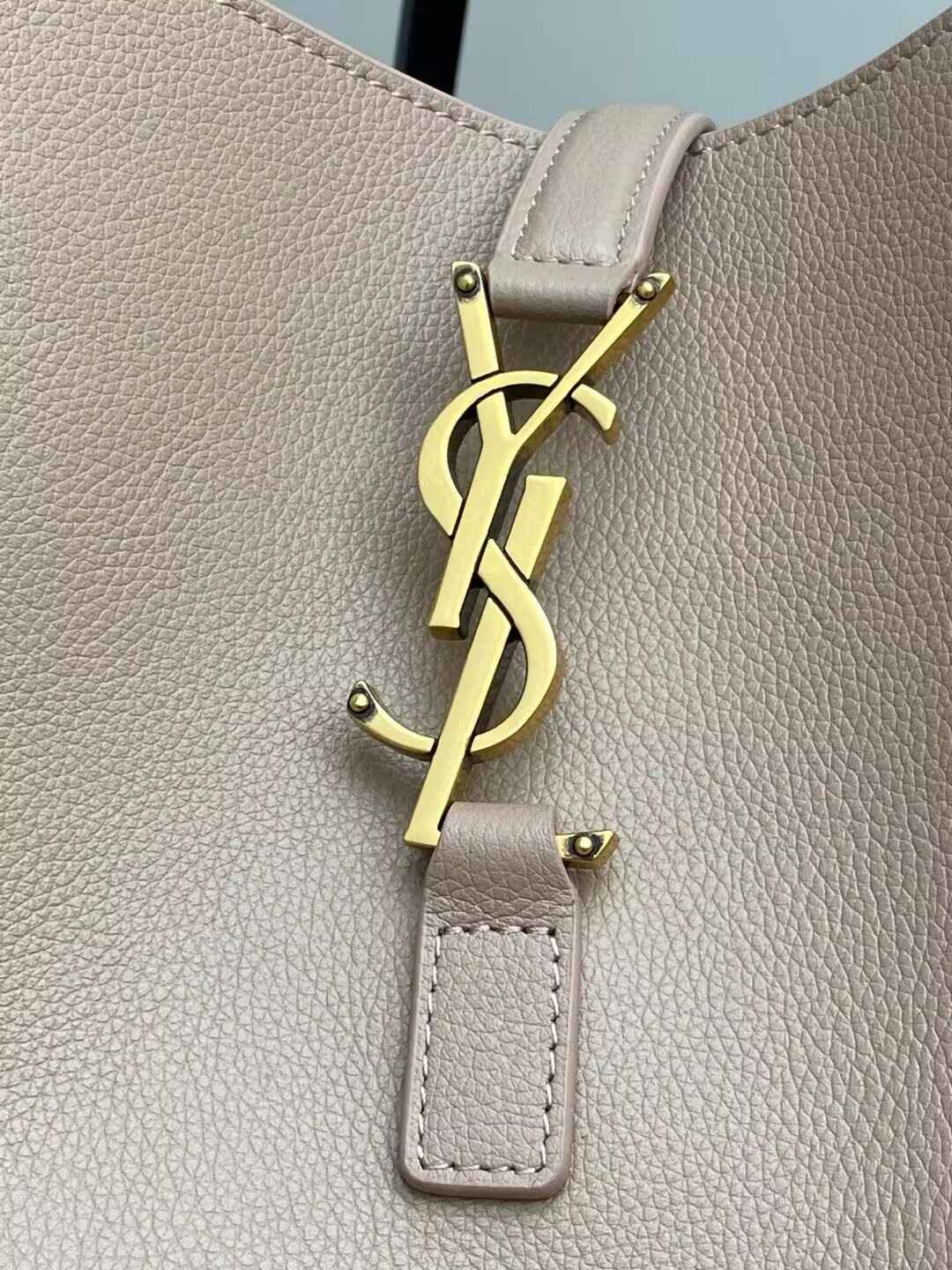 YSL LE 5 À 7 30 X 31 X 13 CM