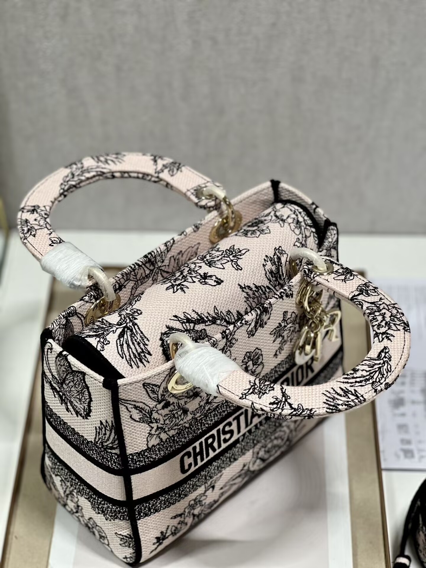 MEDIUM DIOR LADY D-LITE BAG 24 x 20 x 11 cm