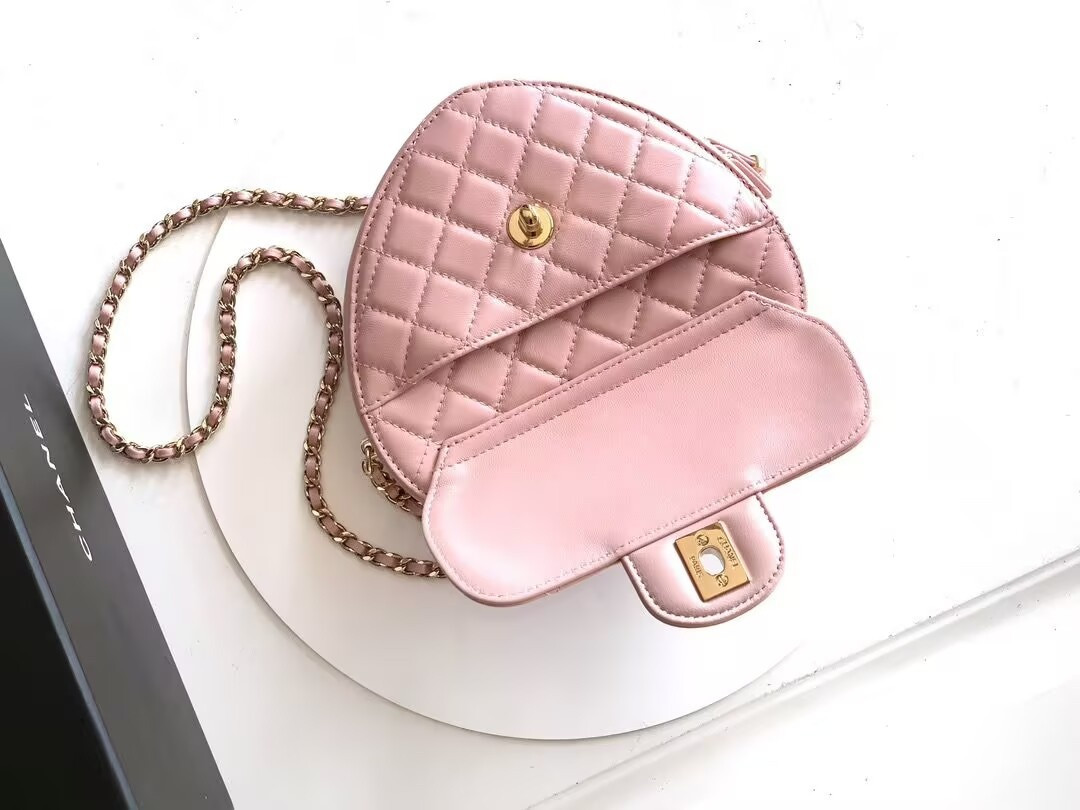 Chanel 25B Heart Bag AS5764 18x19x5cm