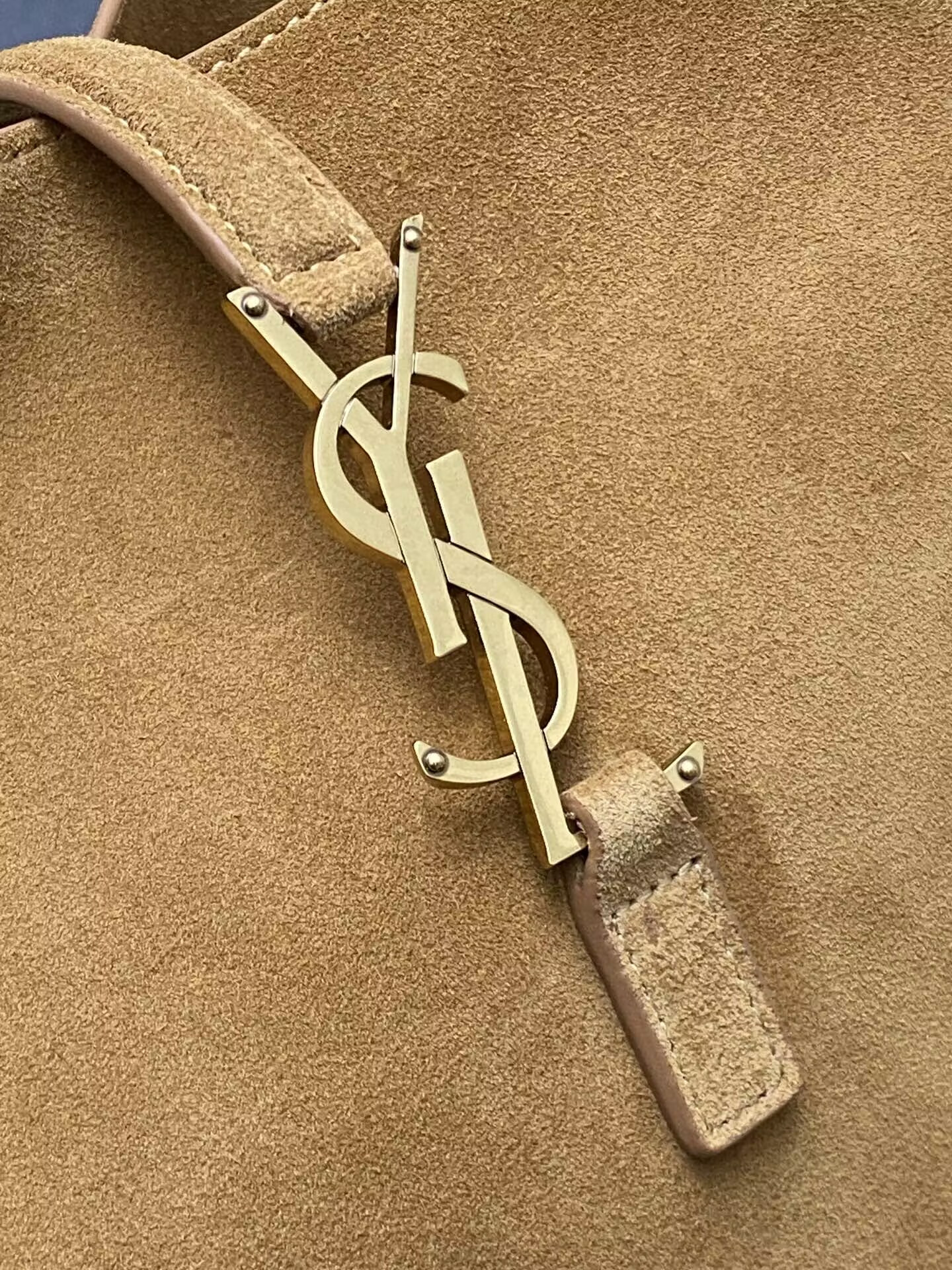 YSL LE 5 À 7 SUPPLE IN SUEDE 23x22x8CM