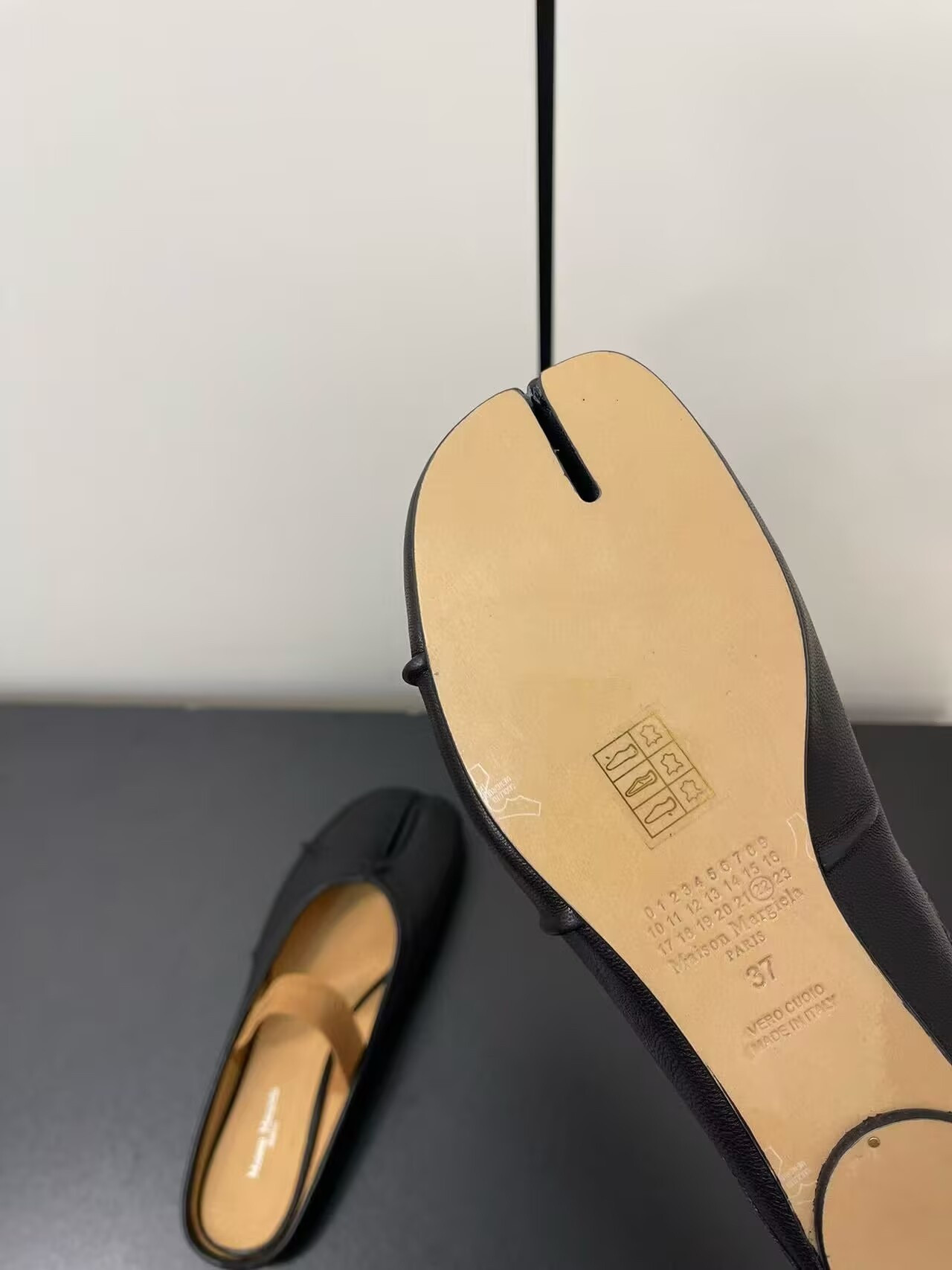 UA Maison Margiela Split-Toe Leather Ballerina Mules Black