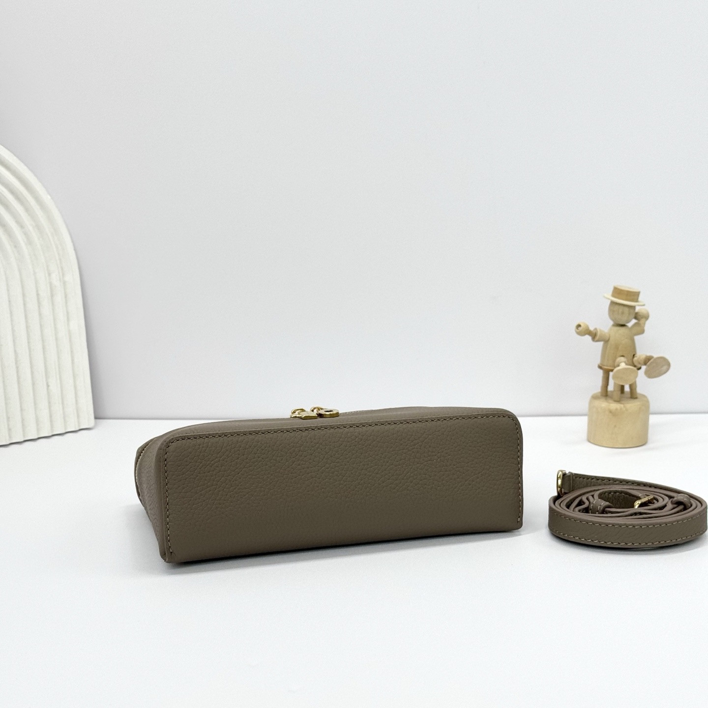 Loro Piana Extra Pocket L19 Grained Calfskin 11 x 19 x 6.5 cm