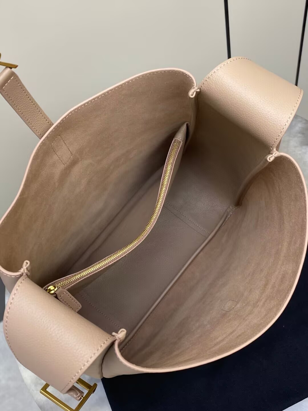 YSL LE 5 À 7 30 X 31 X 13 CM