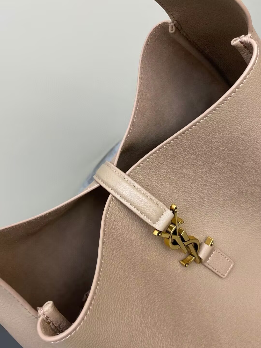 YSL LE 5 À 7 30 X 31 X 13 CM