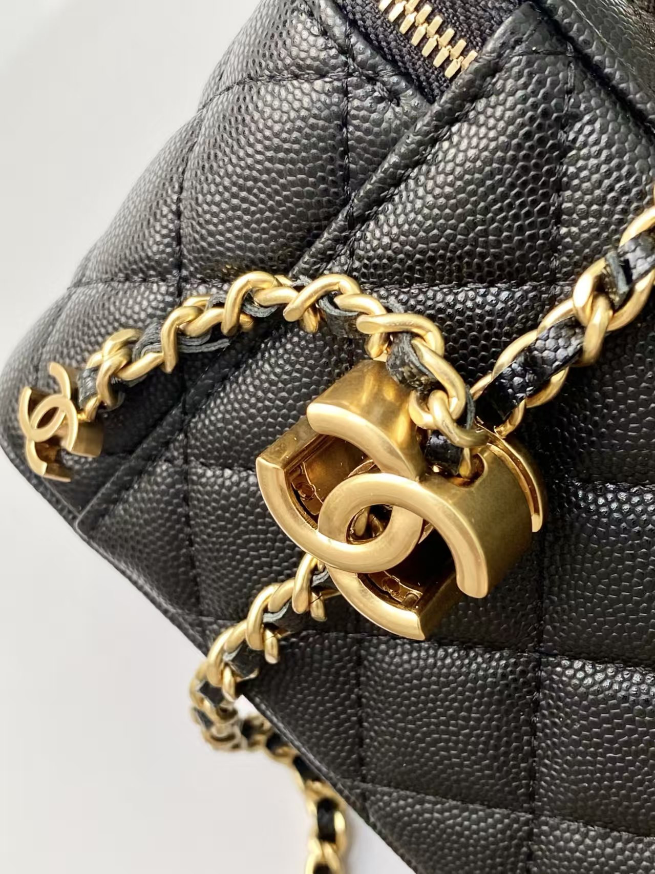 CHANEL Vanity With Chain 9.5x17x8cm