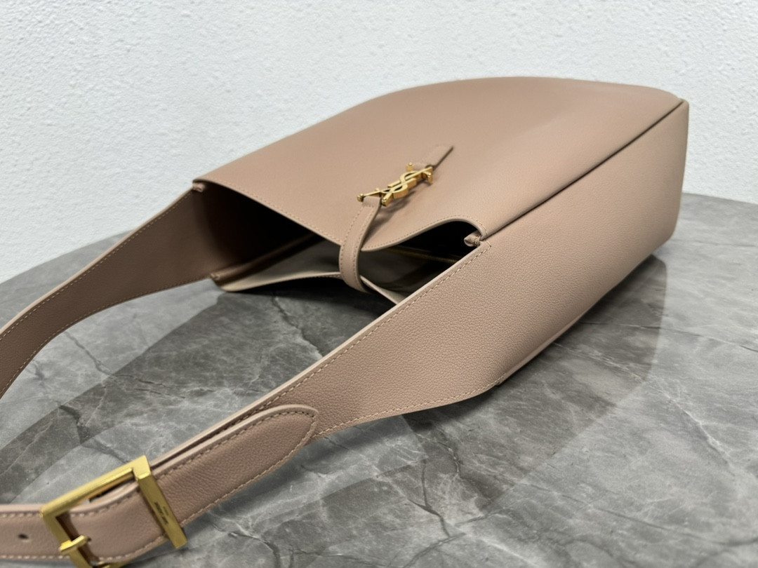 YSL LE 5 À 7 30 X 31 X 13 CM