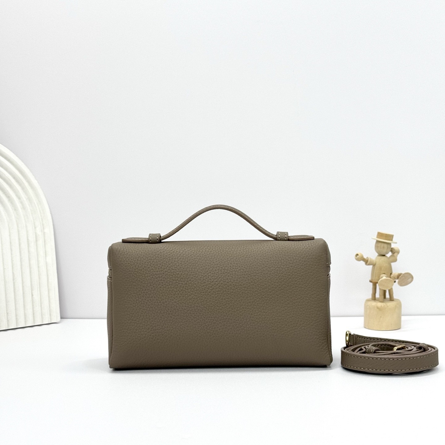 Loro Piana Extra Pocket L19 Grained Calfskin 11 x 19 x 6.5 cm