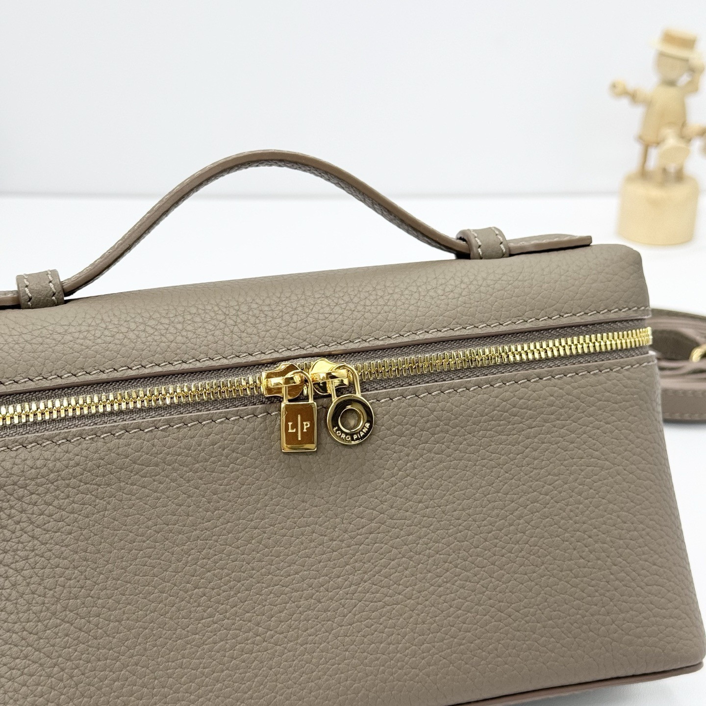 Loro Piana Extra Pocket L19 Grained Calfskin 11 x 19 x 6.5 cm