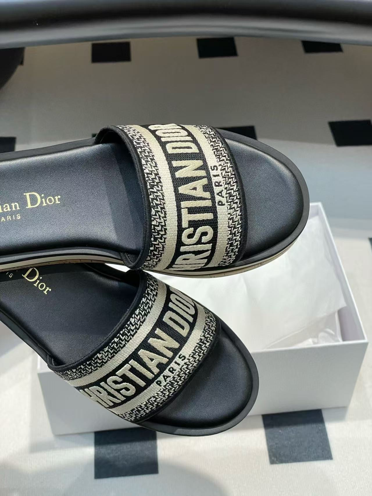 UA Dioriviera Dway Platform Slide