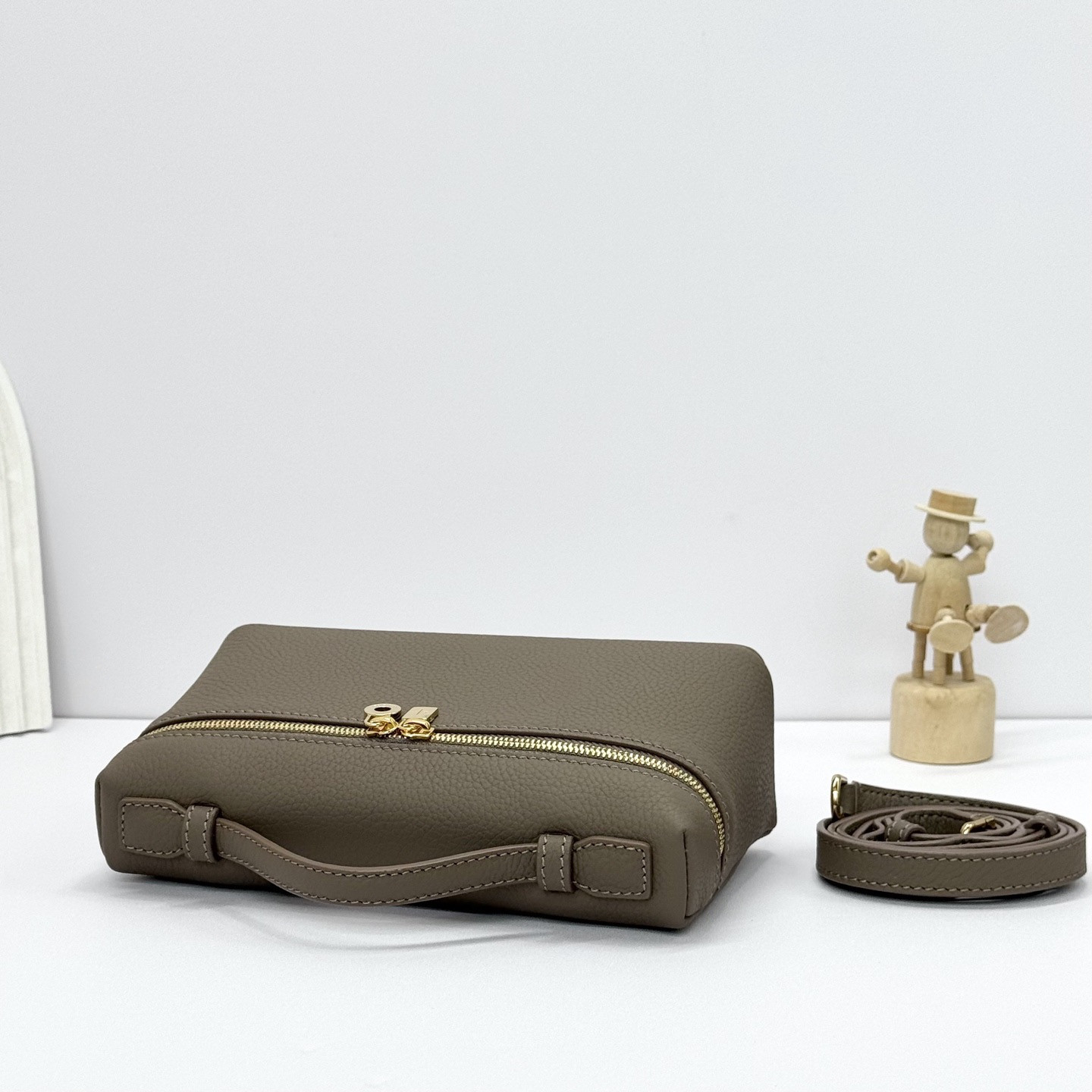 Loro Piana Extra Pocket L19 Grained Calfskin 11 x 19 x 6.5 cm