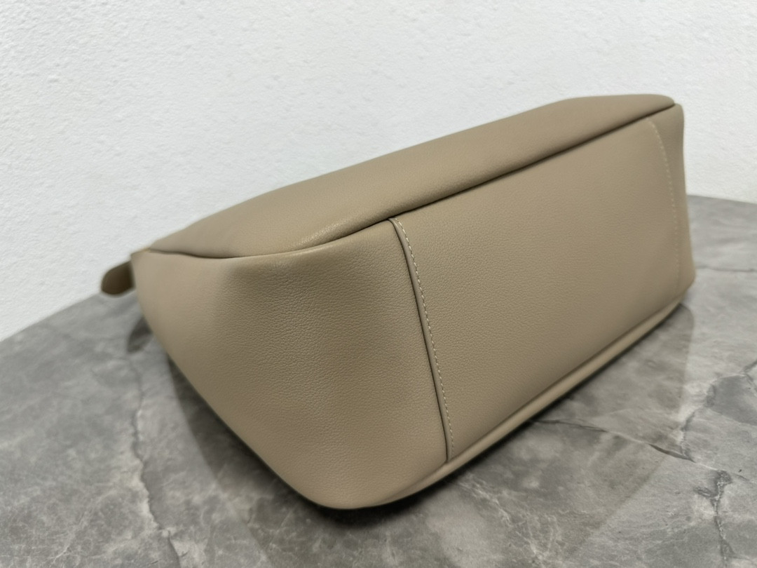 YSL LE 5 À 7 30 X 31 X 13 CM