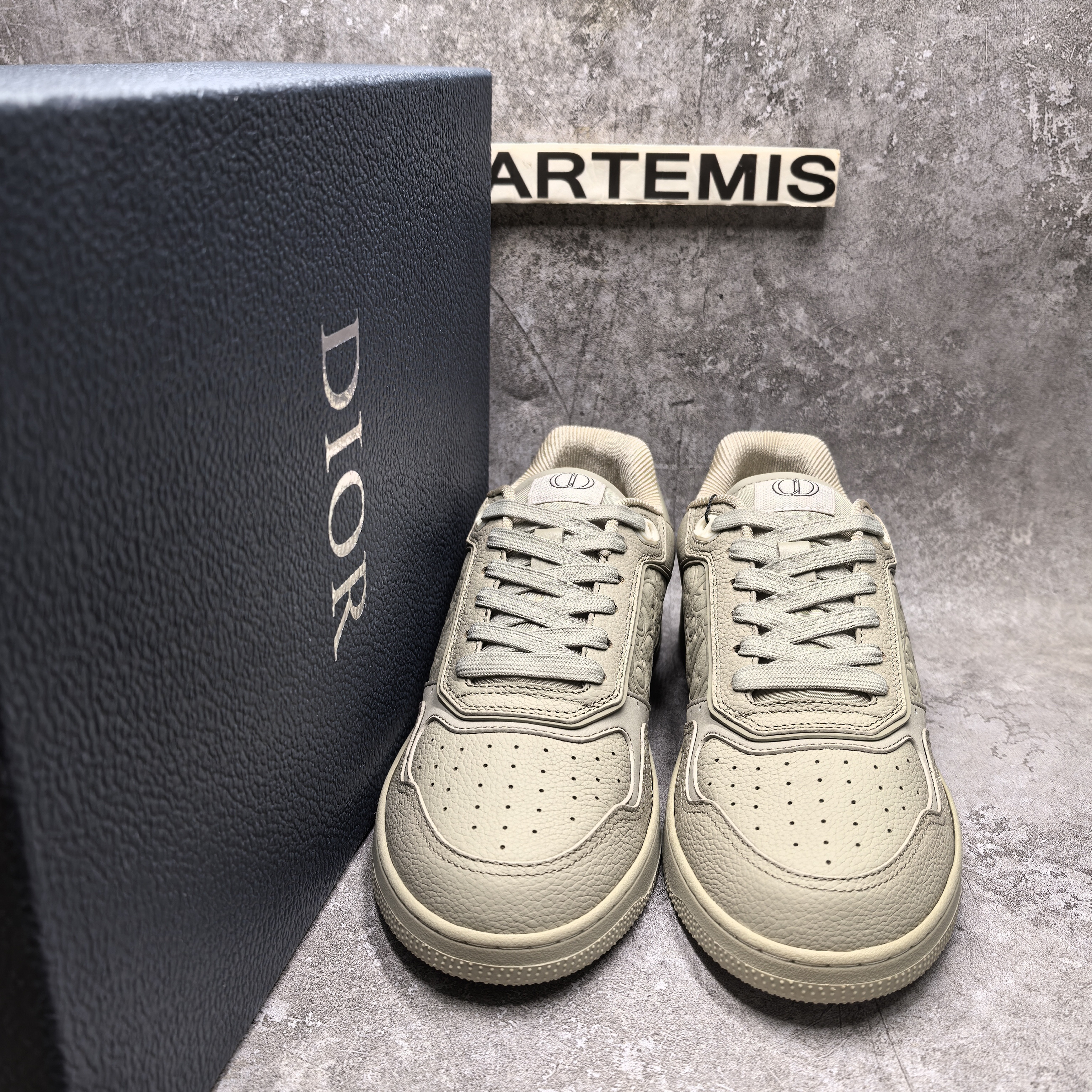 UA Dior Sneaker