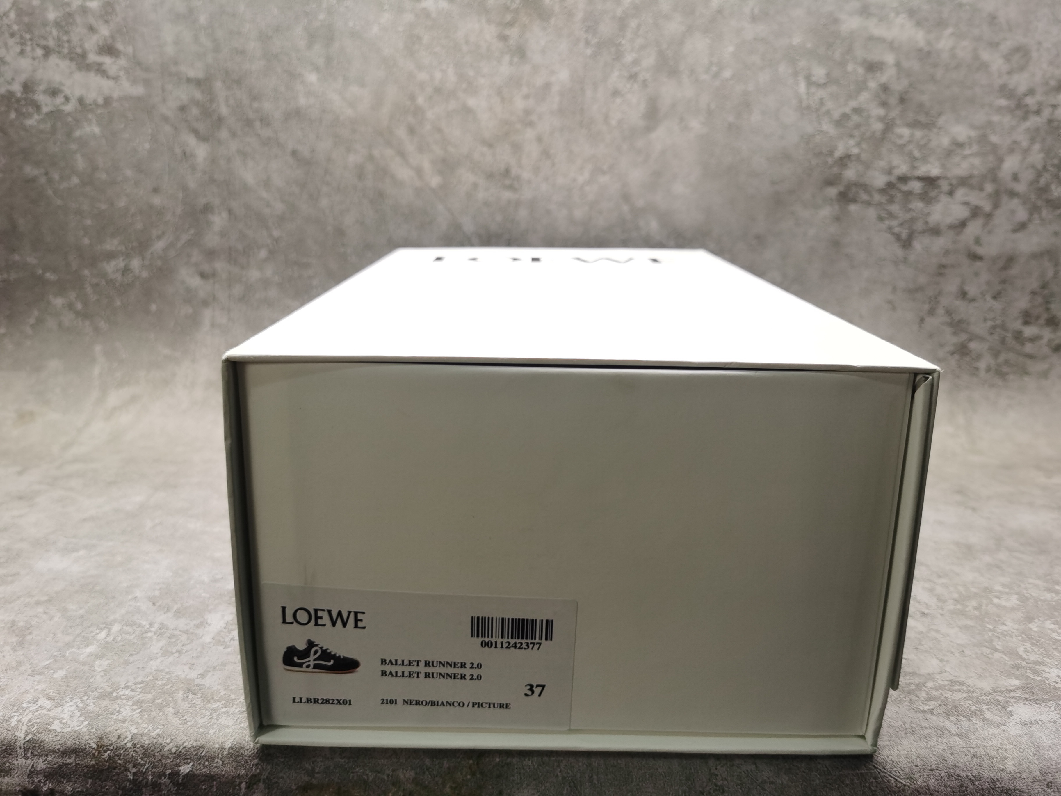UA Loewe Sneakers