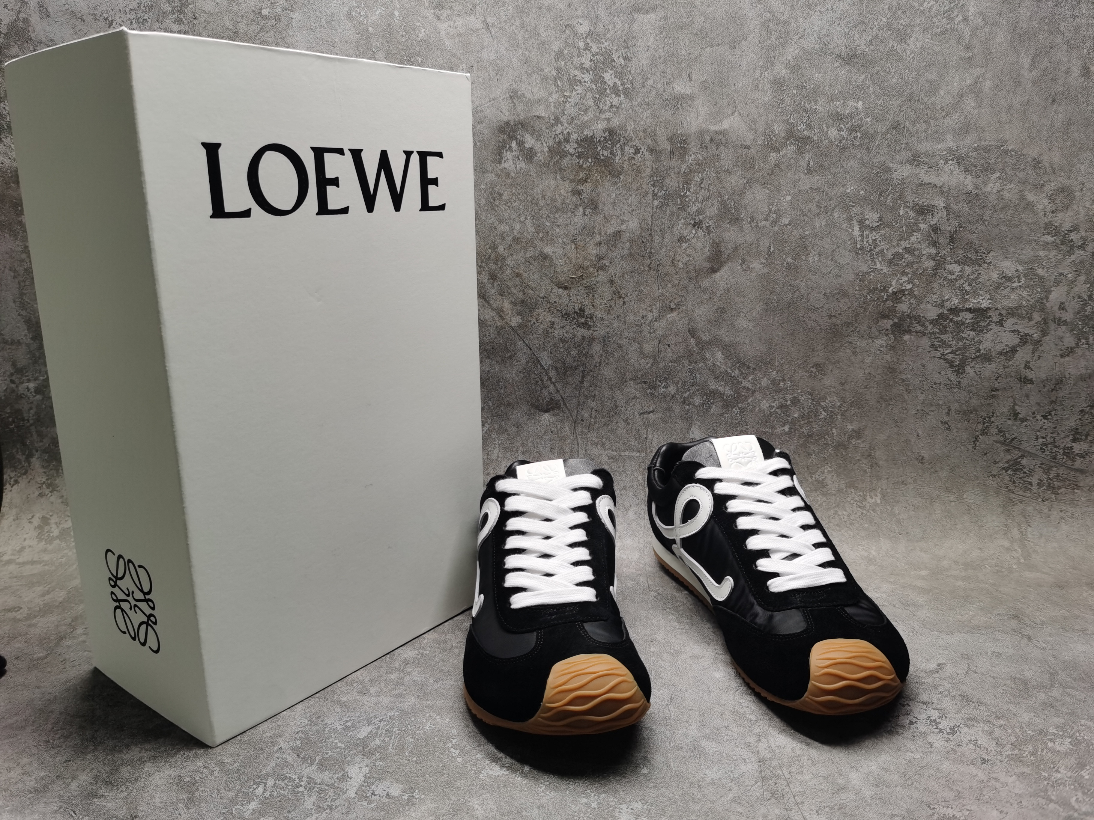 UA Loewe Sneakers