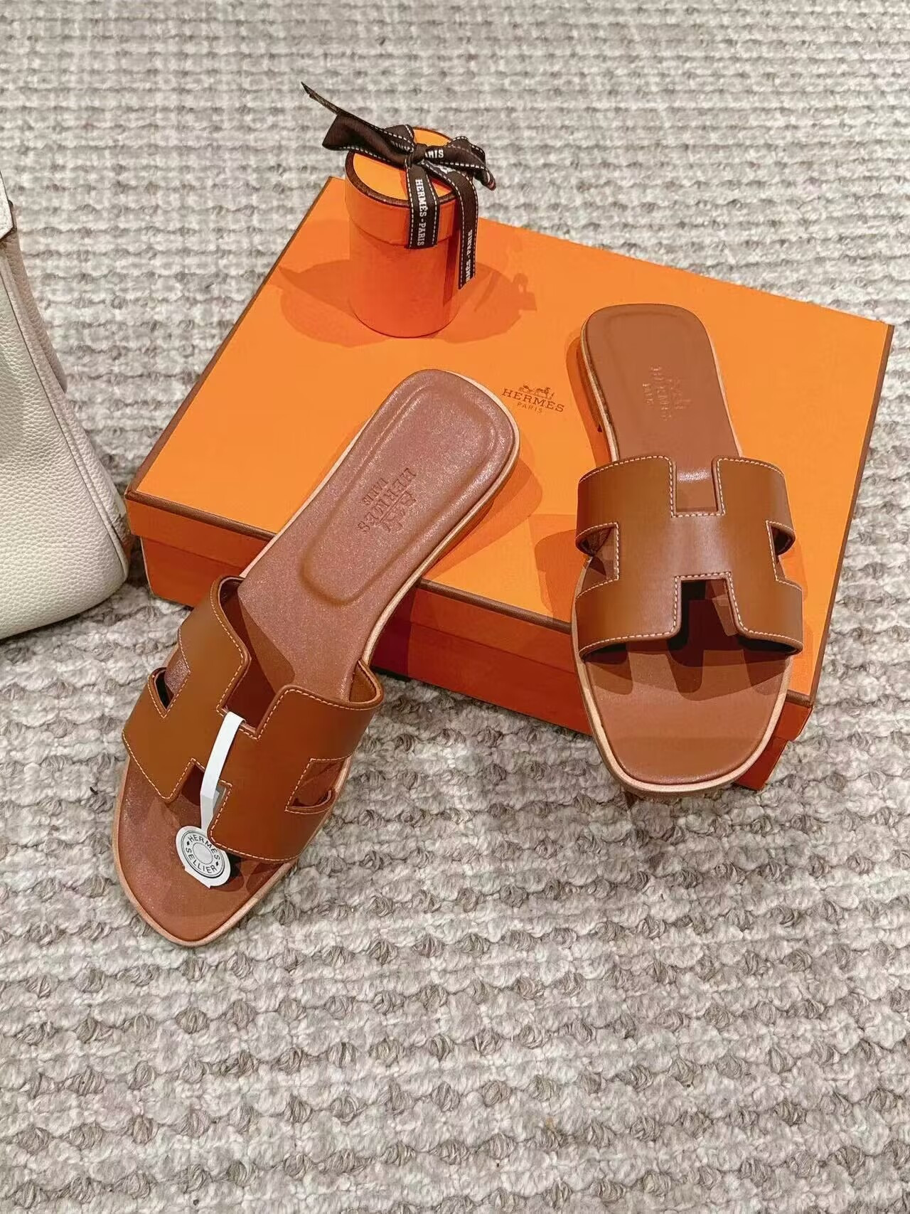UA Hermès Oran sandal