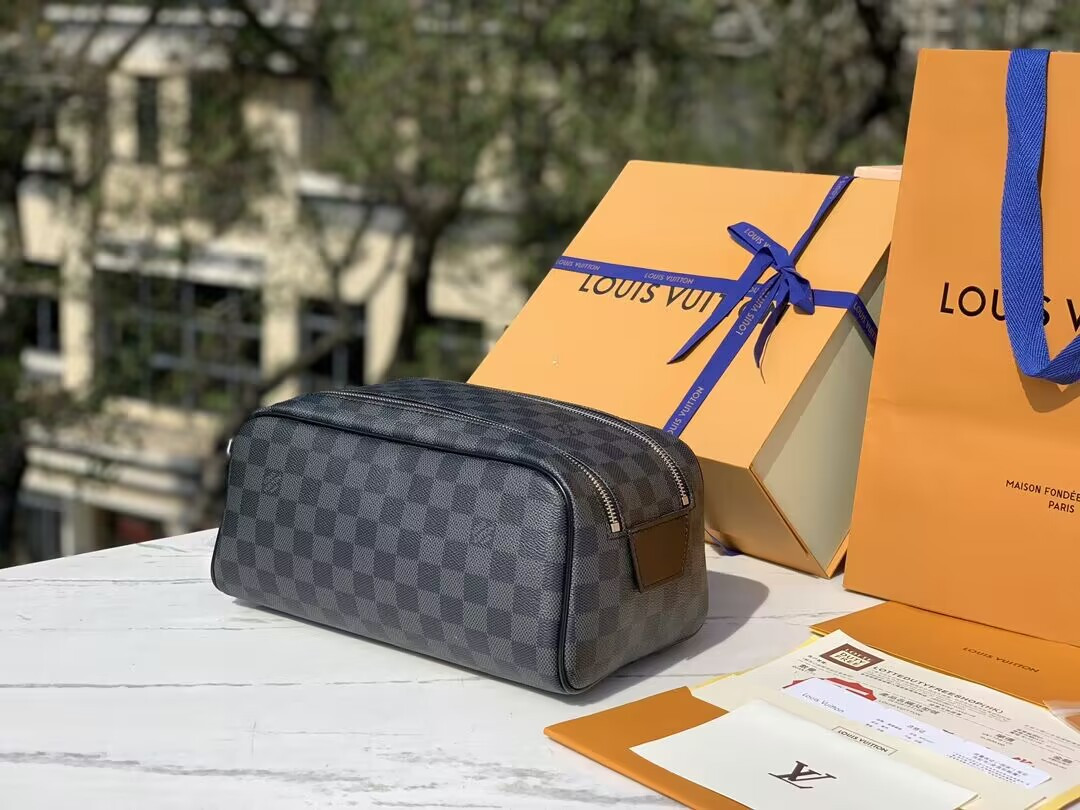 LV Dopp Kit Toilet Pouch M40127 28x16x13cm