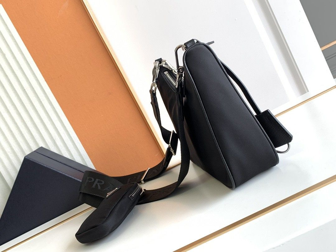 Prada Re-Edition 2005 Re-Nylon bag black red