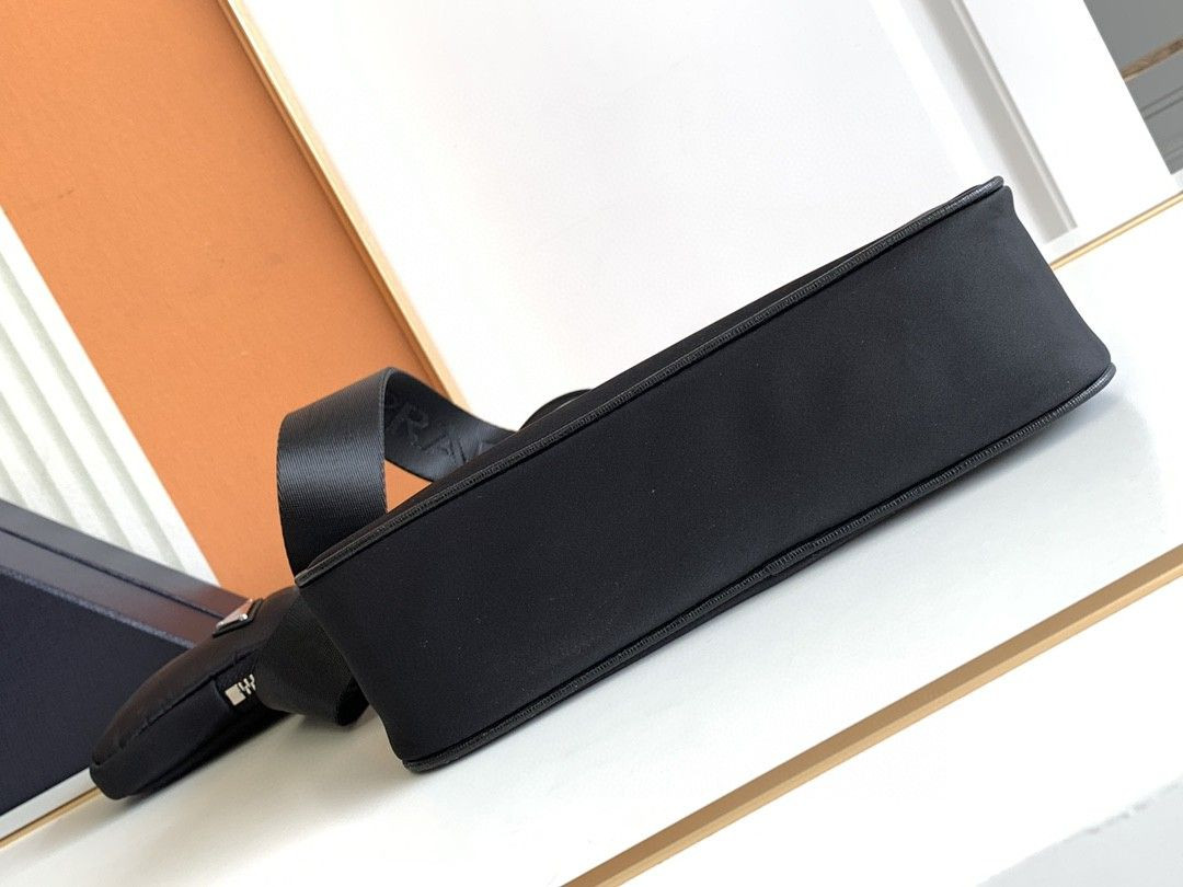 Prada Re-Edition 2005 Re-Nylon bag black red