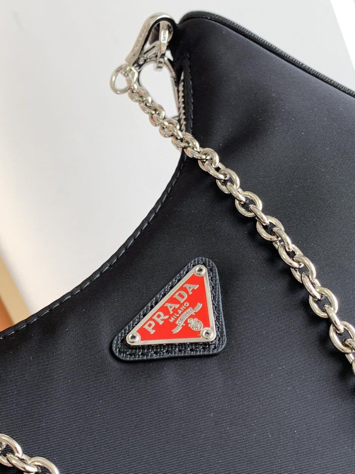 Prada Re-Edition 2005 Re-Nylon bag black red