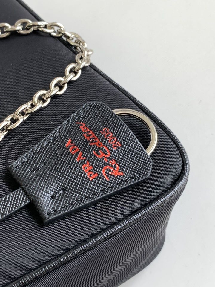 Prada Re-Edition 2005 Re-Nylon bag black red