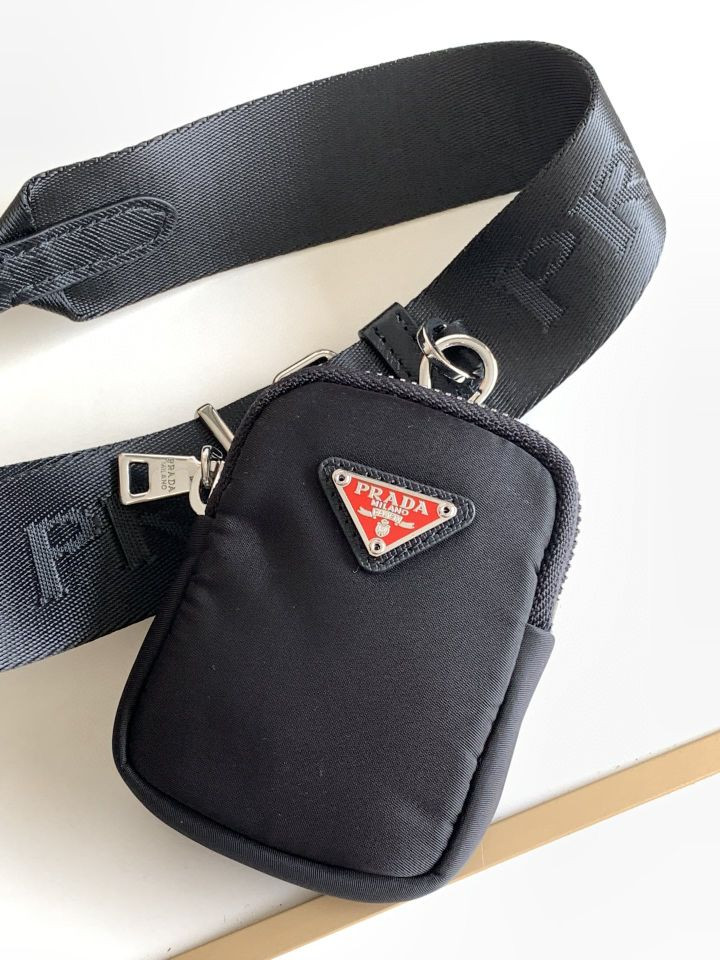 Prada Re-Edition 2005 Re-Nylon bag black red