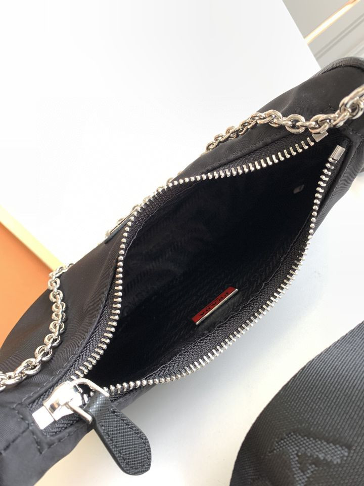 Prada Re-Edition 2005 Re-Nylon bag black red