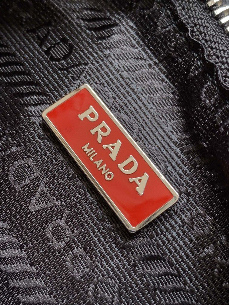 Prada Re-Edition 2005 Re-Nylon bag black red