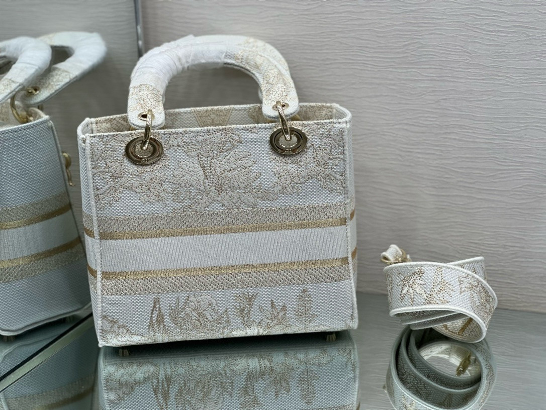 MEDIUM DIOR LADY D-LITE BAG 24 x 20 x 11 cm