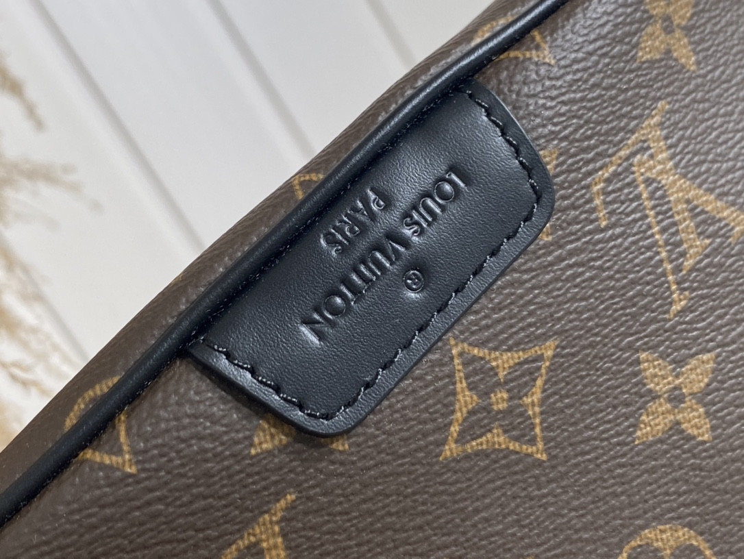 LV DISCOVERY BUMBAG 47x20x9 CM