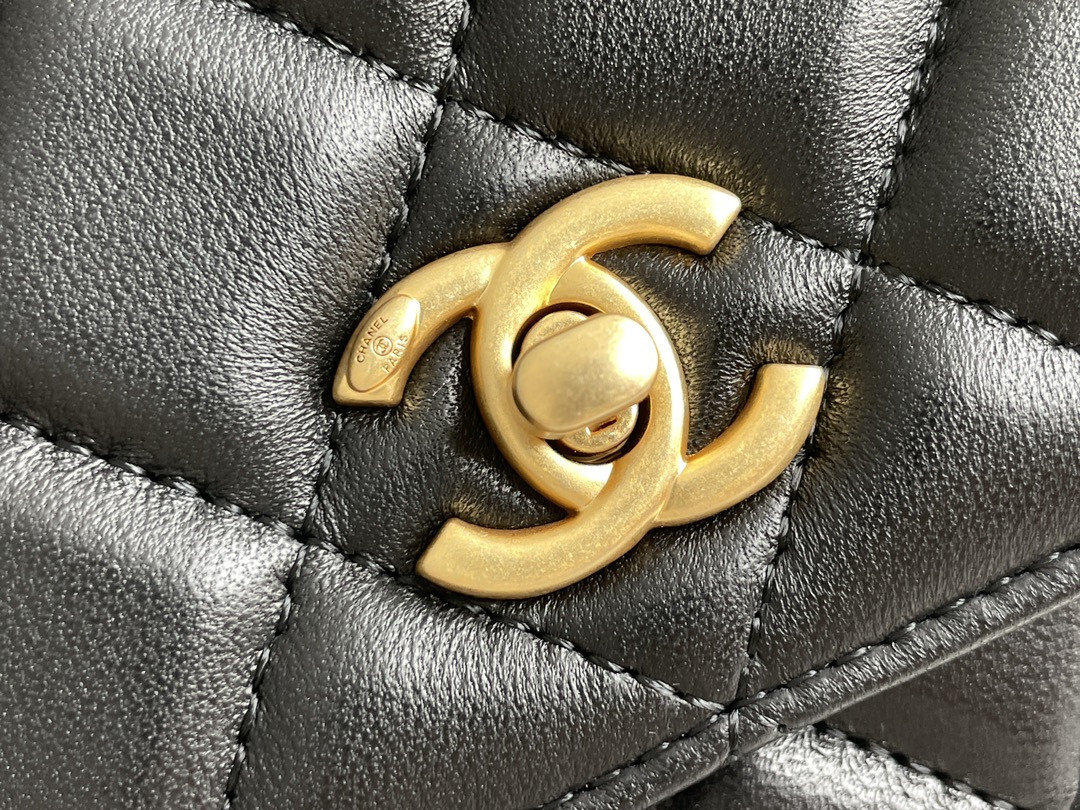 CHANEL CLASSIC WALLET ON CHAIN 4.8 × 7.5 × 1.4 in