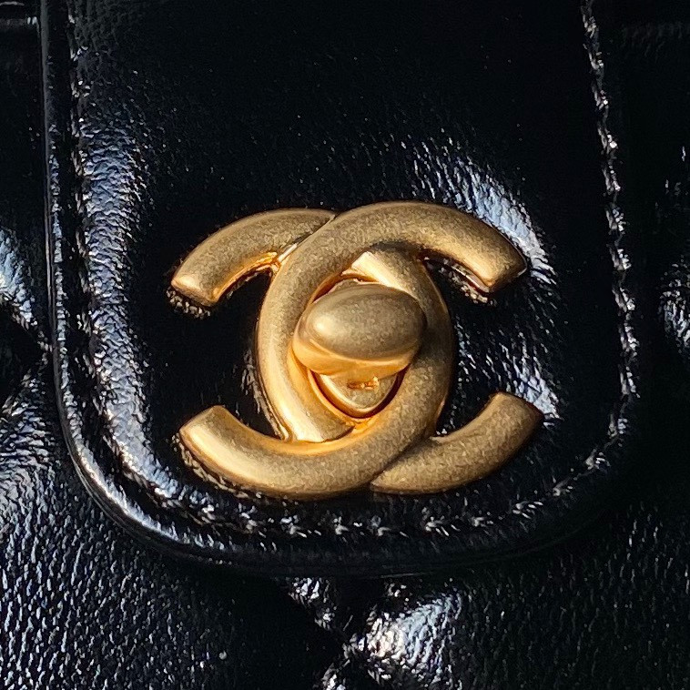 CHANEL MINI BAG WITH TOP HANDLE Shiny Lambskin & Gold-Tone Metal Black 12 × 18 × 7 cm