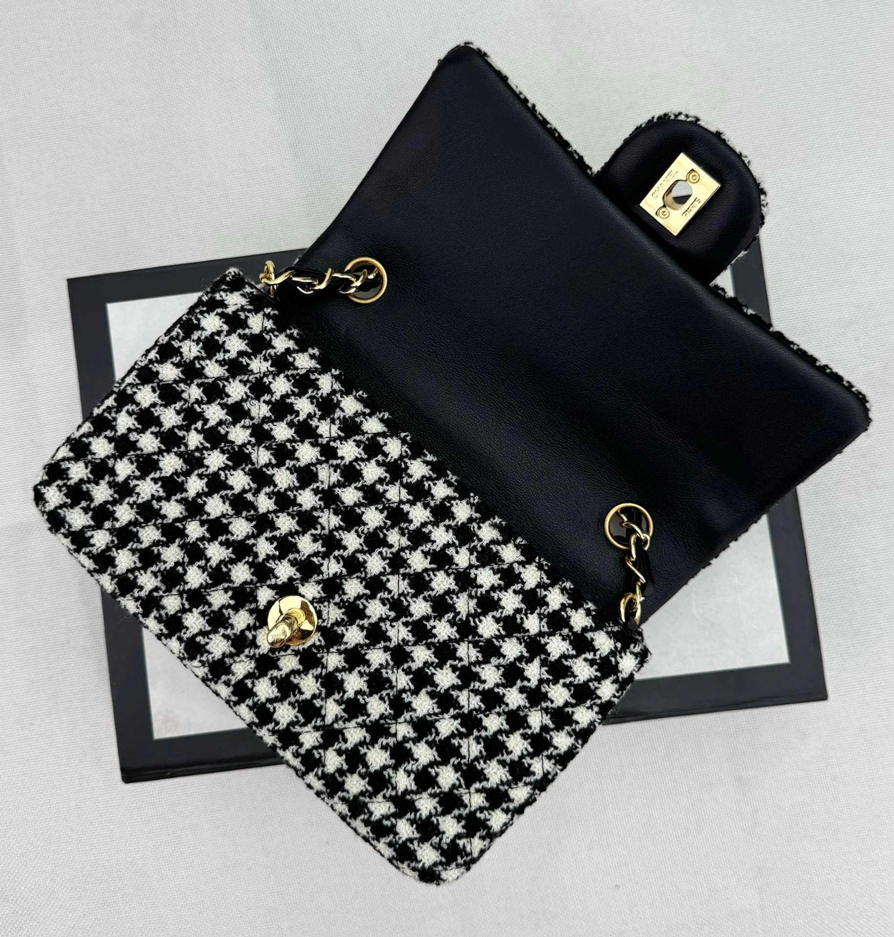 CHANEL MINI CLASSIC 11.12 HANDBAG 20 12 × 20 × 6 cm