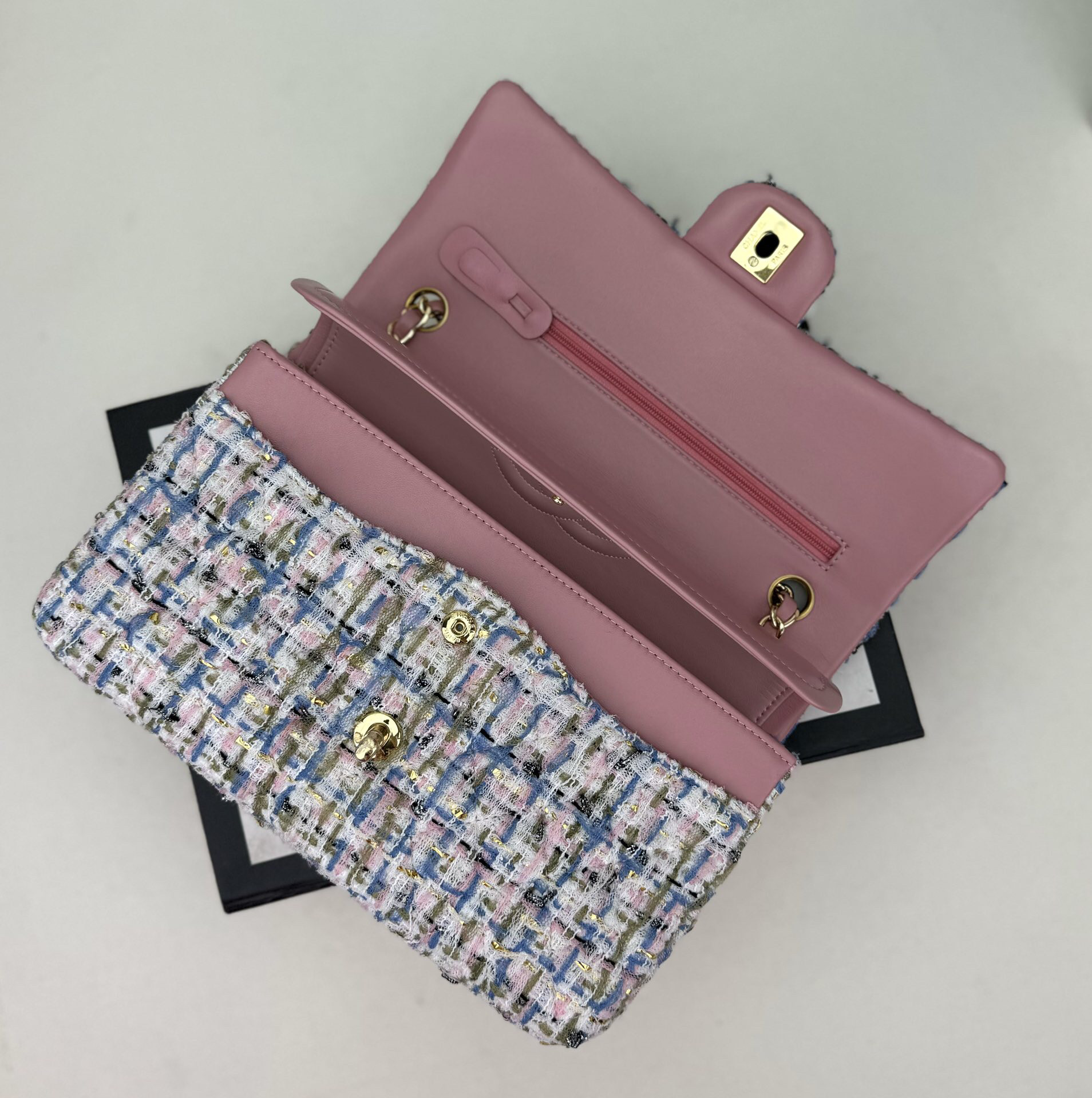 CHANEL MINI CLASSIC 11.12 HANDBAG 20 12 × 20 × 6 cm