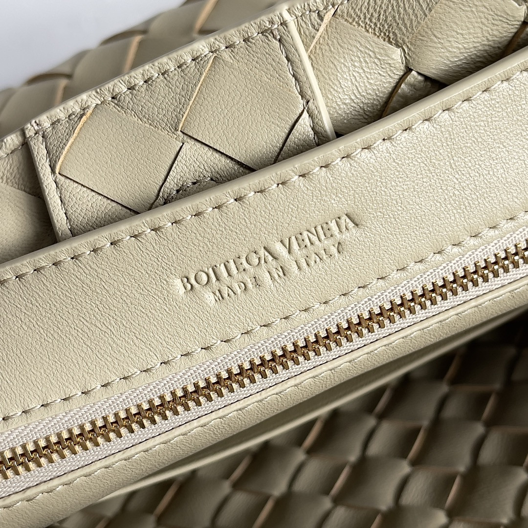 Bottega Veneta Small Andiamo 25x22x10.5cm