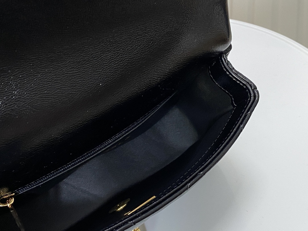 CHANEL WALLET ON CHAIN 19x13x7cm