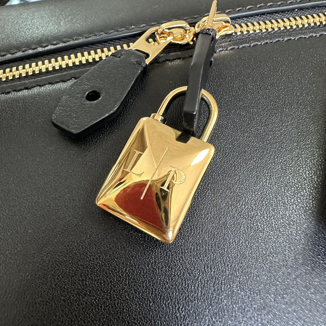 Loro Piana Extra Pocket L27 Ostrich Leather 16 x 27 x 10 cm