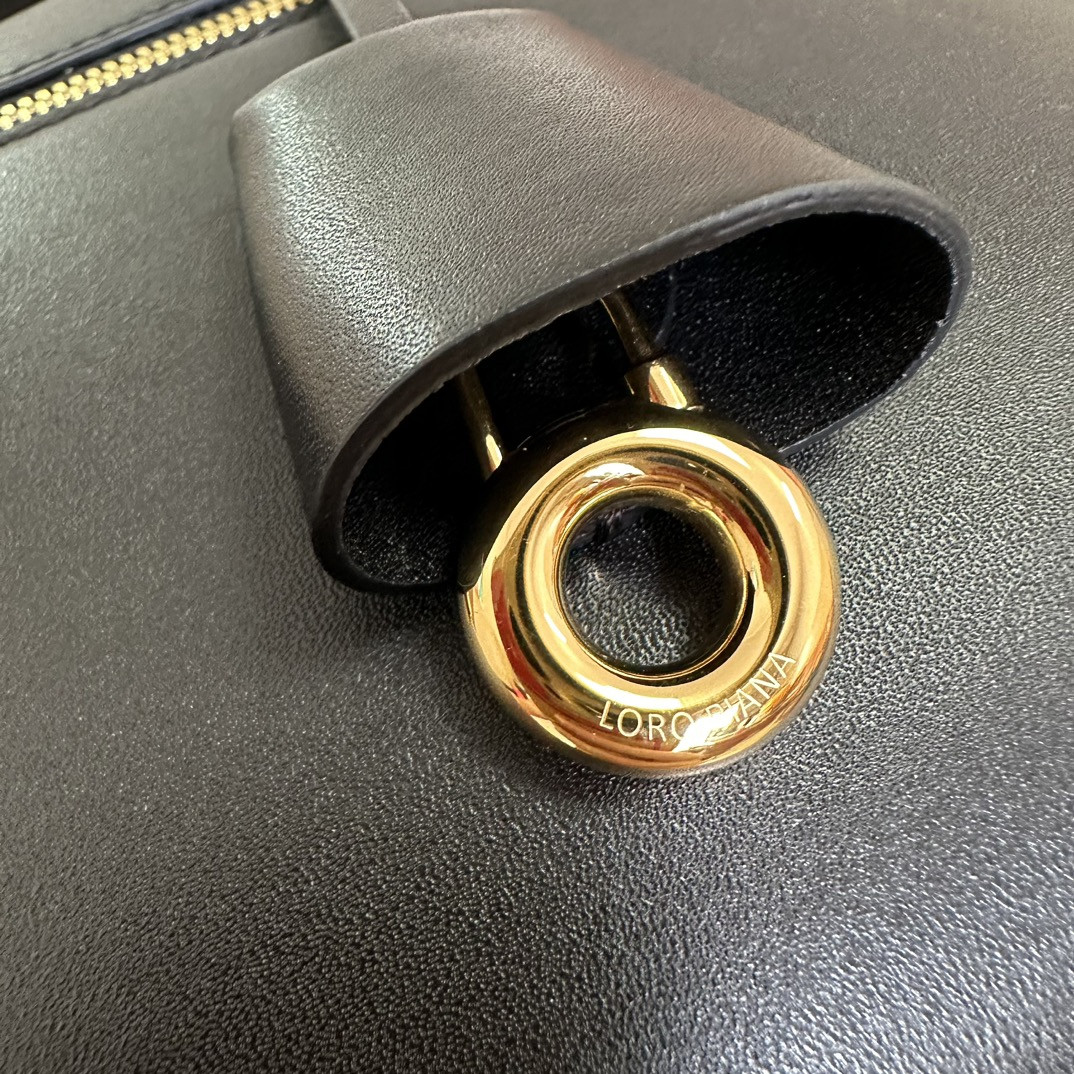 Loro Piana Extra Pocket L27 Ostrich Leather 16 x 27 x 10 cm