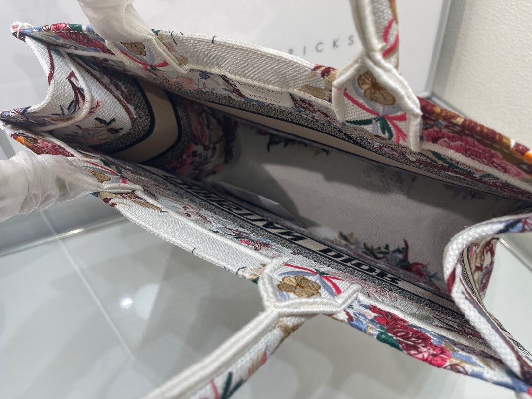 MEDIUM DIOR BOOK TOTE White Multicolor Dragon Zodiac Embroidery 36 x 27.5 x 16.5 cm
