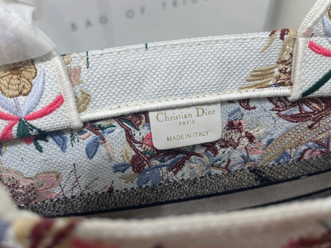 MEDIUM DIOR BOOK TOTE White Multicolor Dragon Zodiac Embroidery 36 x 27.5 x 16.5 cm