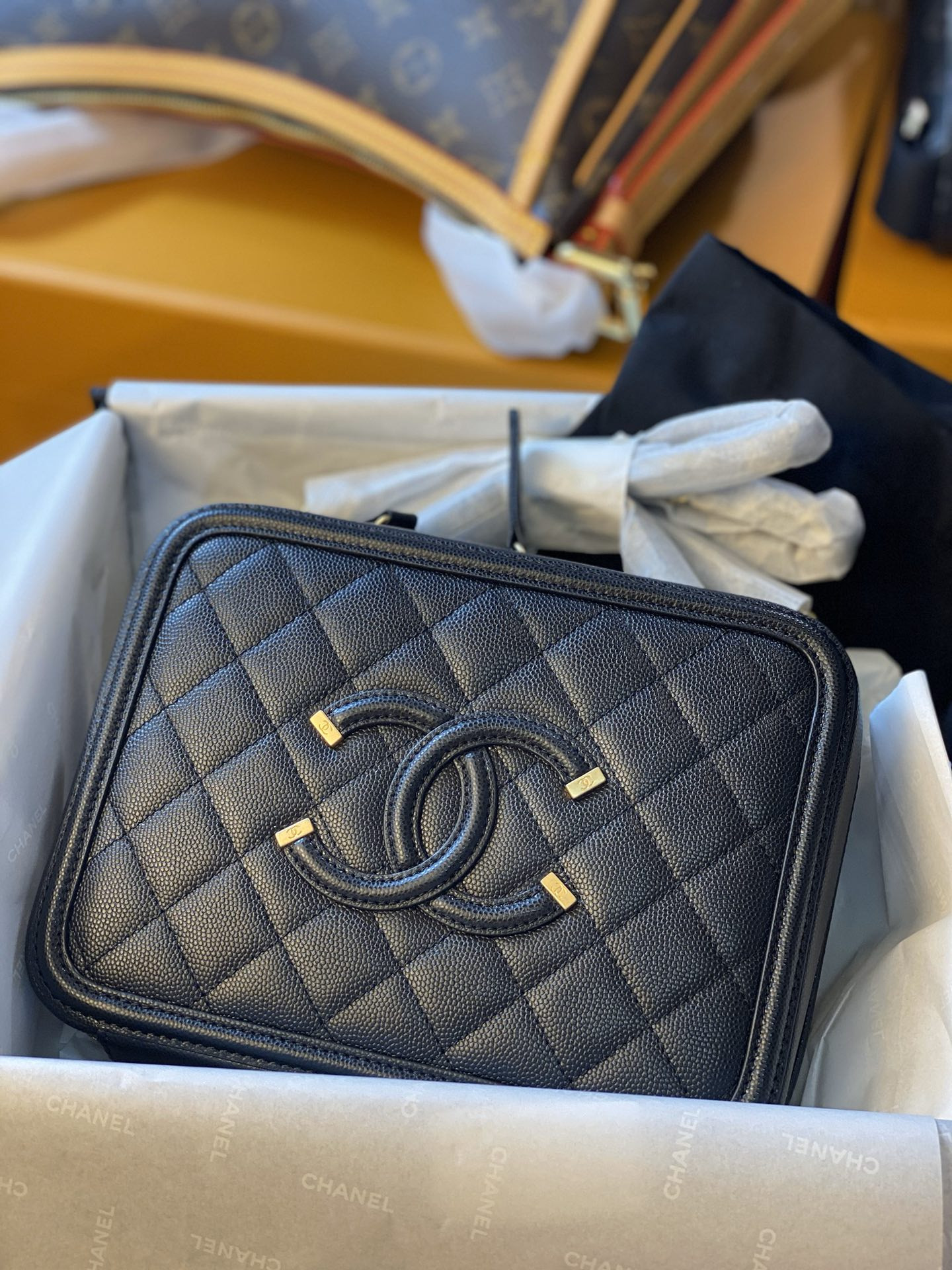 CHANEL VANITY CASE   17x7x13cm