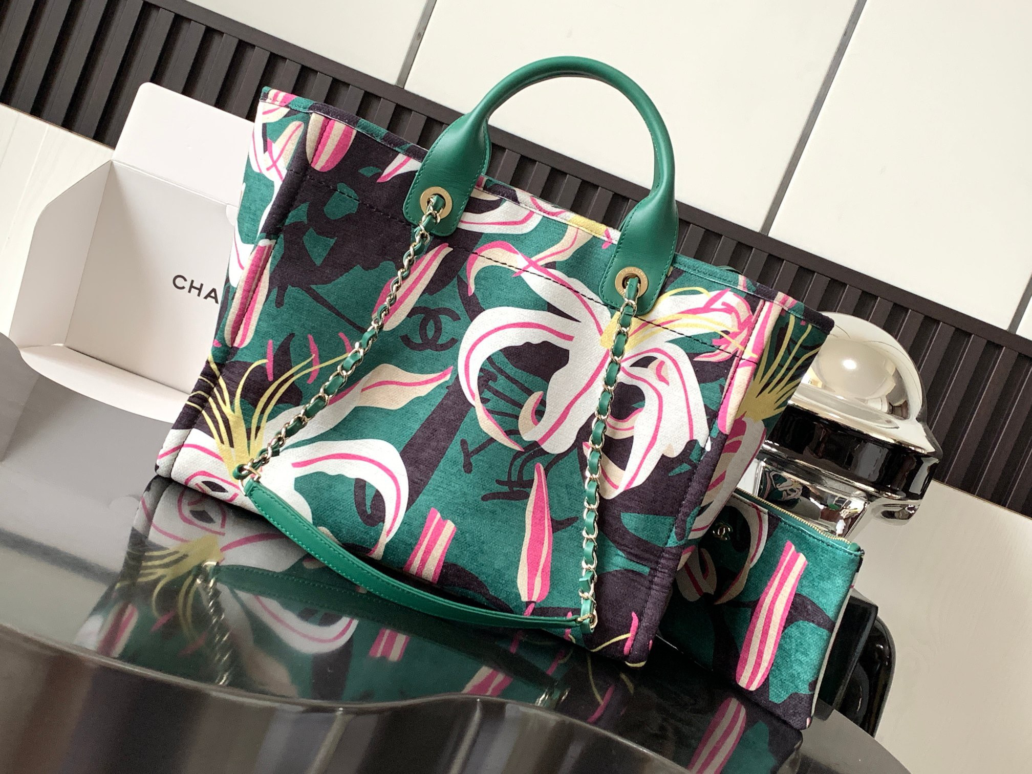 Chanel Shopping Bag 35x27x16cm (Bag opening 41cm)