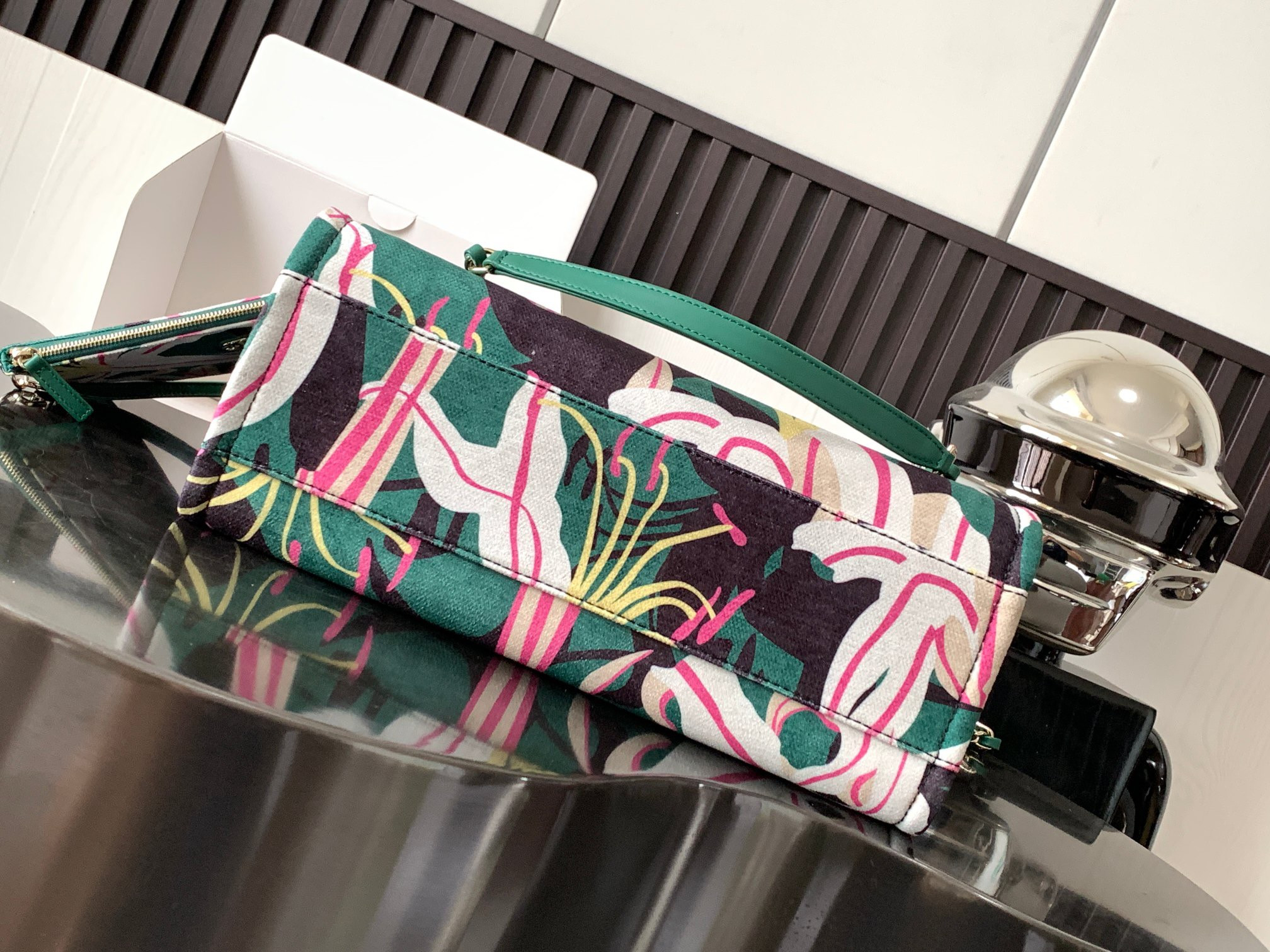 Chanel Shopping Bag 35x27x16cm (Bag opening 41cm)