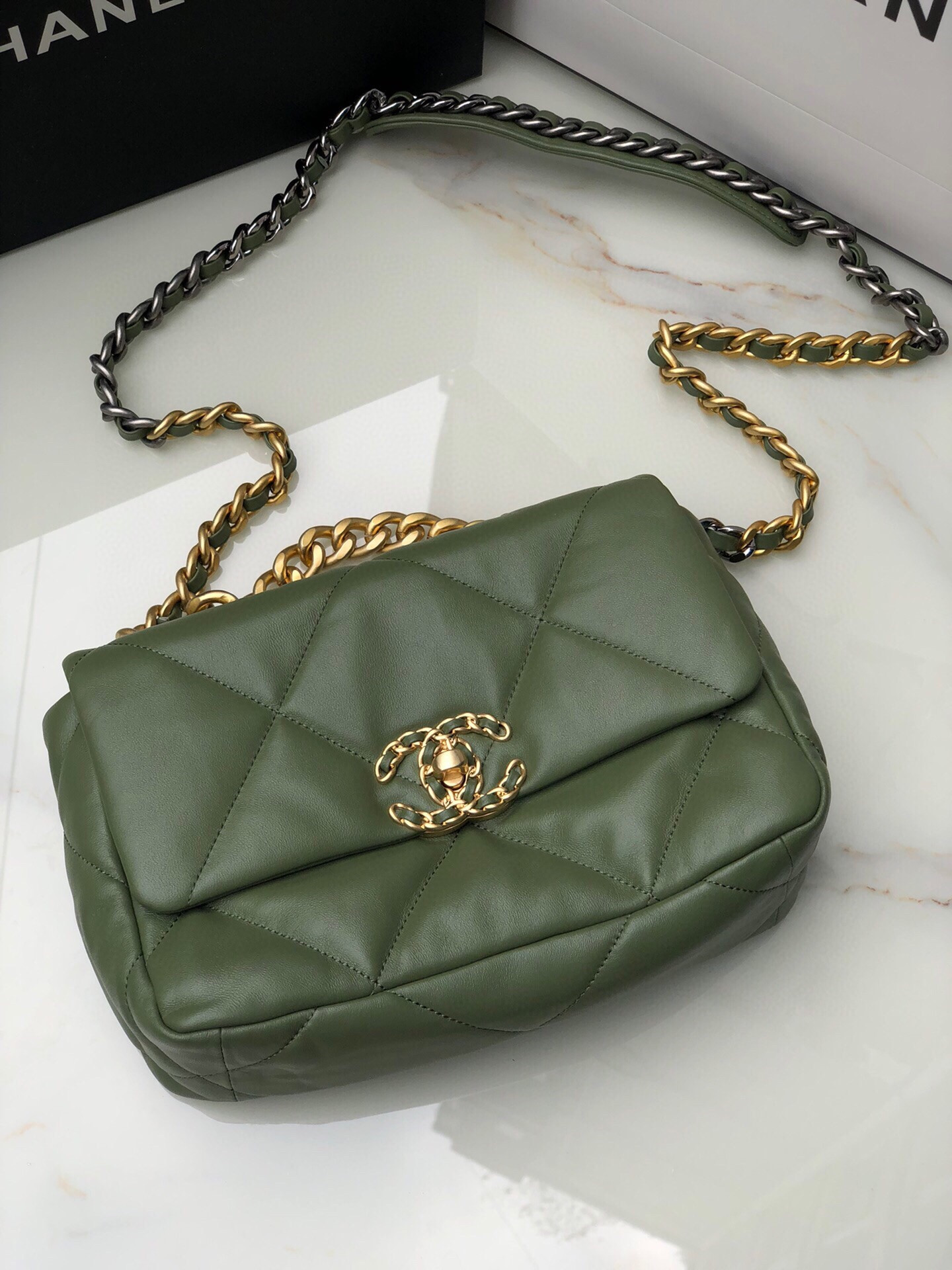 CHANEL 19 HANDBAG Shiny Leather, Gold-Tone 16×26×9cm