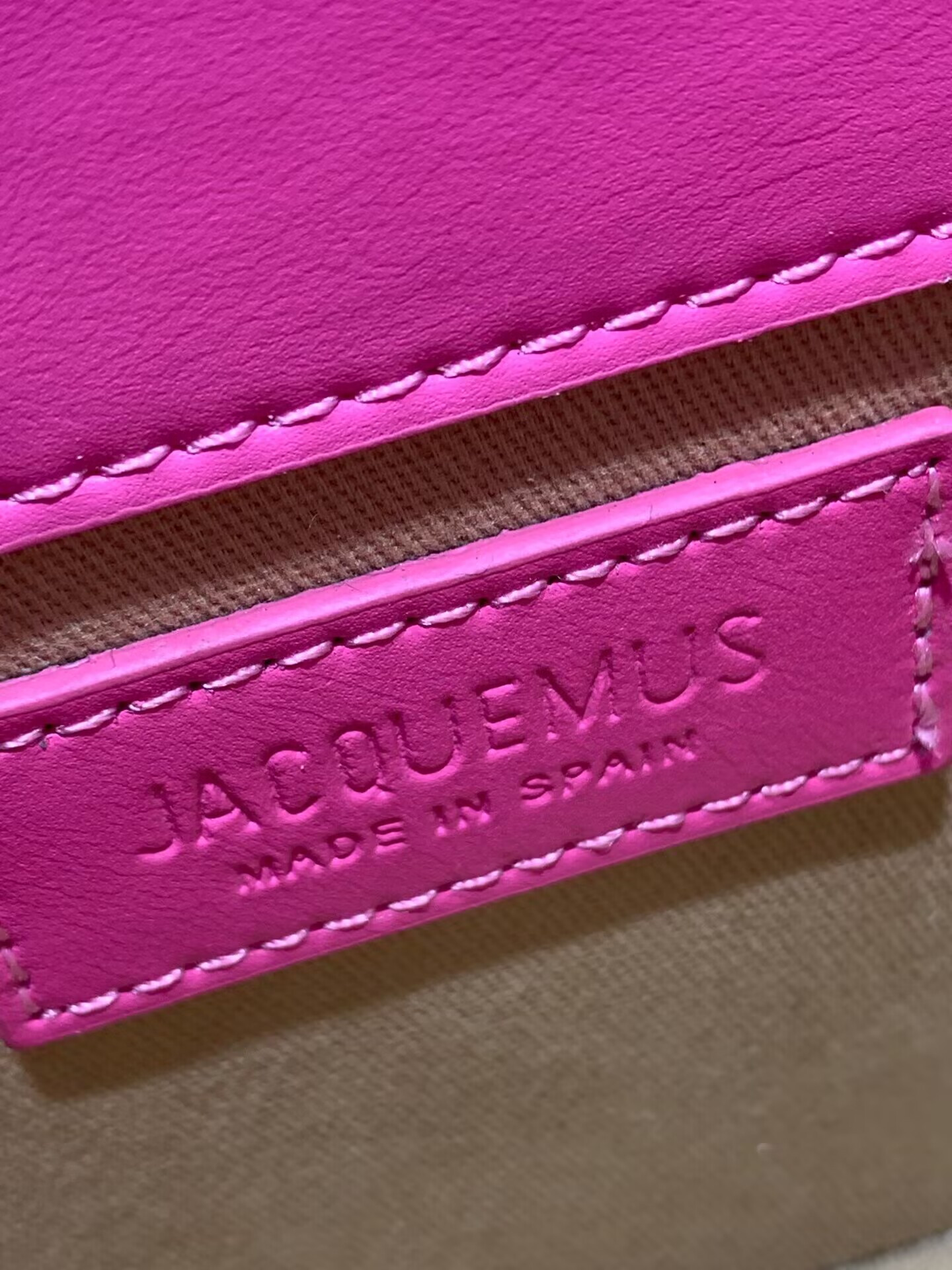 JACQUEMUS Le Chiquito moyen LES CLASSIQUES 20×15.5×8cm