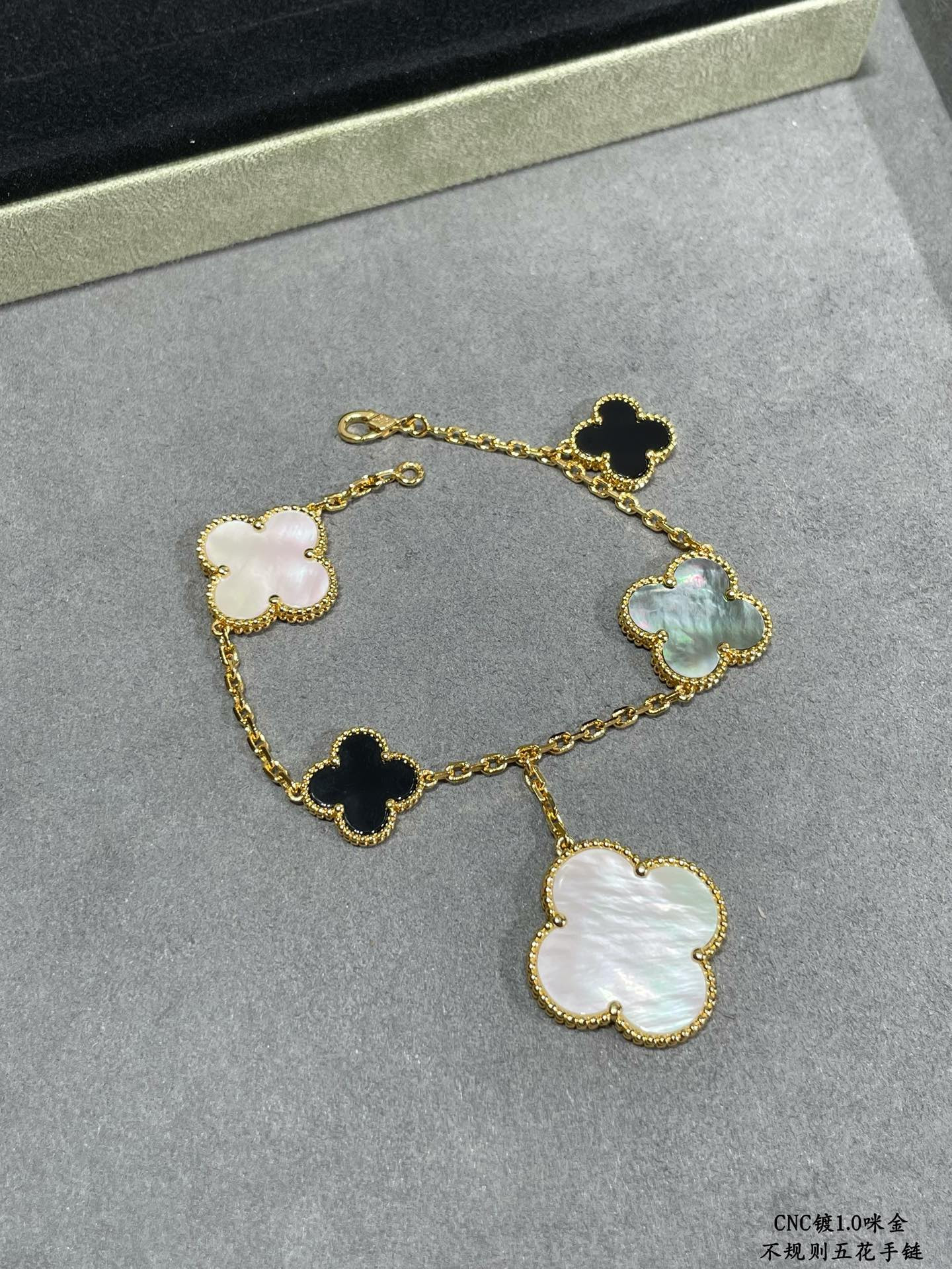 Van Cleef & Arpels Irregular five-leaf clover Bracelet