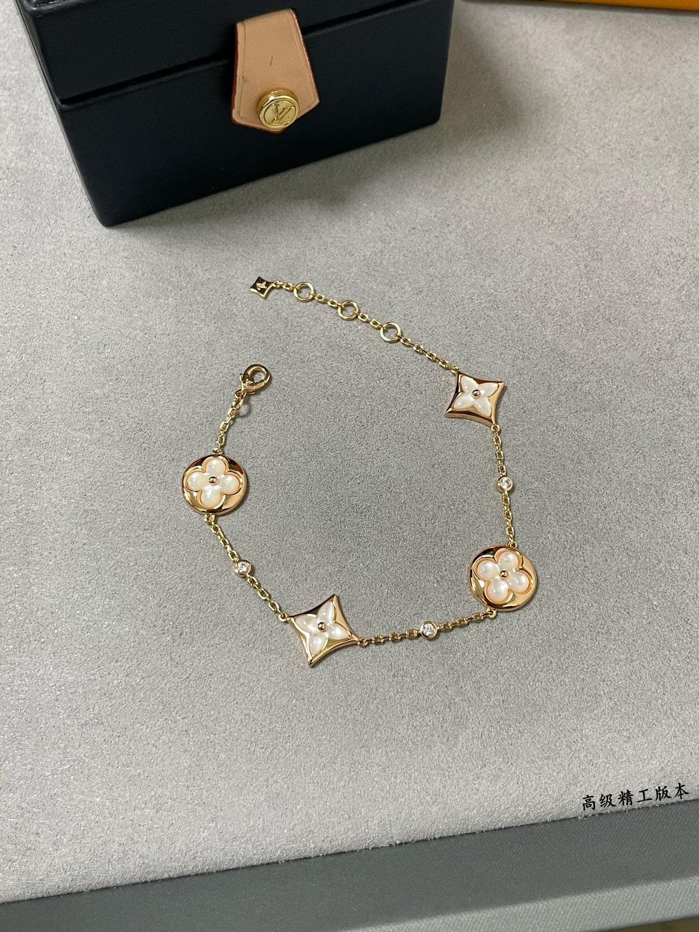Louis Vuitton Four-Flower High-End Mother-of-Pearl Bracelet